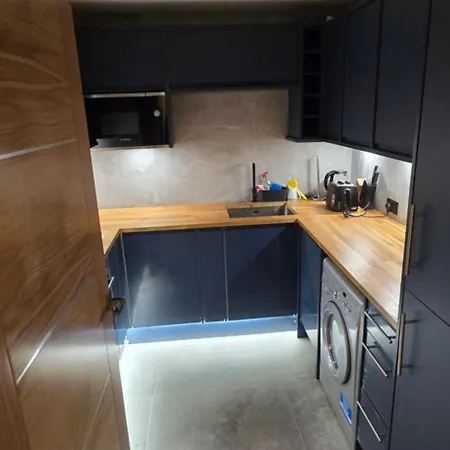 Cozy 2br, In A Gated Building London