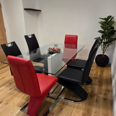 Cozy 2br, In A Gated Building Apartment London