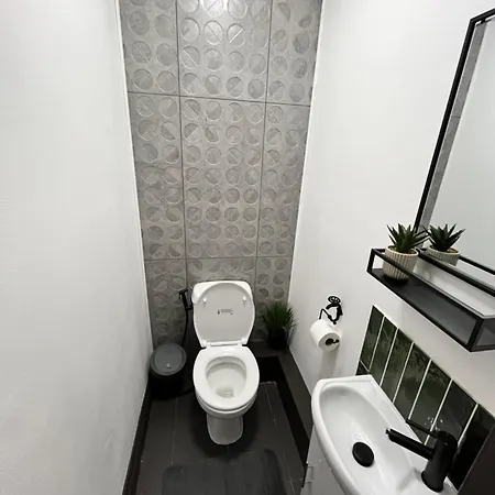 Fabulous 3 Bed - Near Excel - Sleeps 6 - 8 *