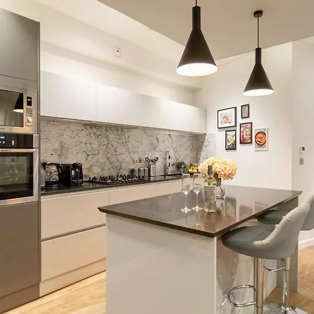 Hébergement de vacances Camden Coach House By Livestay Short Lets & Serviced With Terrace Retreat & Parking