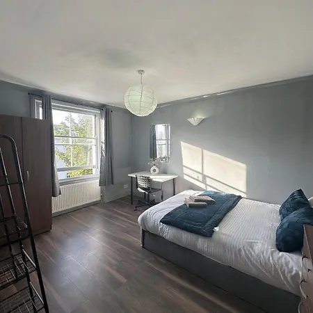 Luxury In A 4 Bedroom Flat! 4 Minutes Walk To Kingscross, St Pancras *