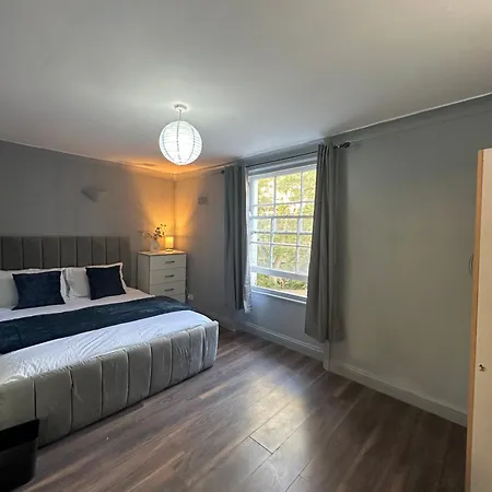 Luxury In A 4 Bedroom Flat! 4 Minutes Walk To Kingscross, St Pancras Alloggio in famiglia *