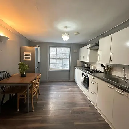 Luxury In A 4 Bedroom Flat! 4 Minutes Walk To Kingscross, St Pancras Alloggio in famiglia Londra