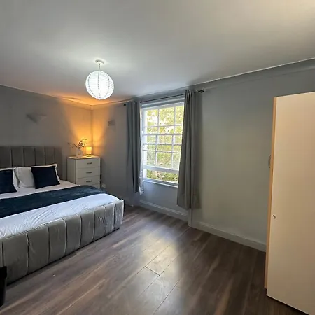 Luxury In A 4 Bedroom Flat! 4 Minutes Walk To Kingscross, St Pancras Alloggio in famiglia Londra