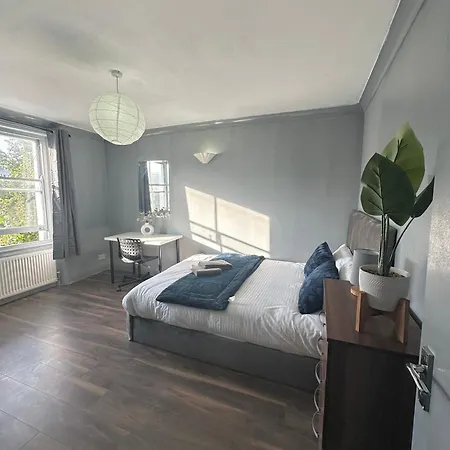 Luxury In A 4 Bedroom Flat! 4 Minutes Walk To Kingscross, St Pancras