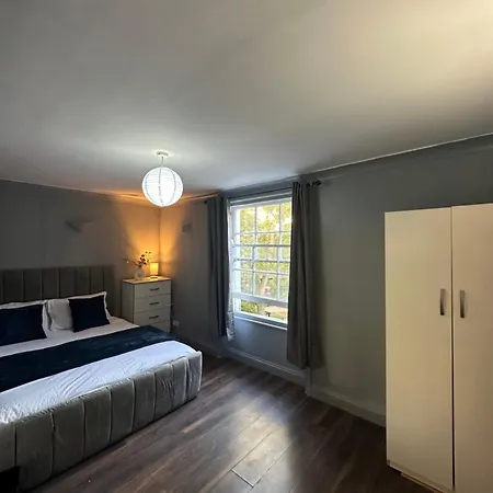 Luxury In A 4 Bedroom Flat! 4 Minutes Walk To Kingscross, St Pancras Alloggio in famiglia