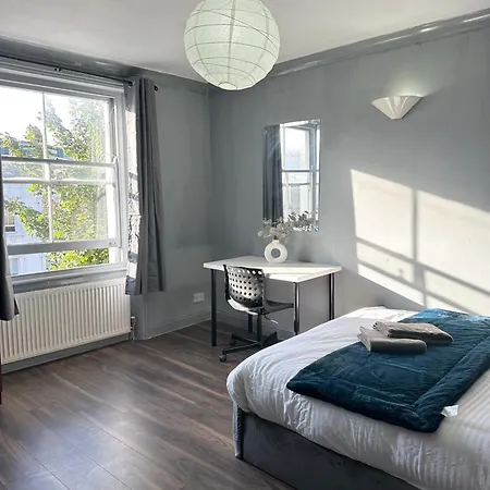 Luxury In A 4 Bedroom Flat! 4 Minutes Walk To Kingscross, St Pancras *