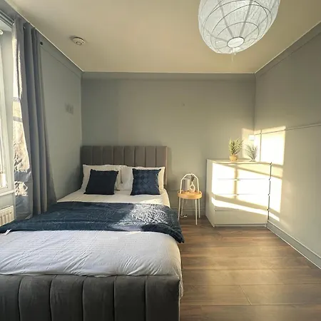 Luxury In A 4 Bedroom Flat! 4 Minutes Walk To Kingscross, St Pancras Alloggio in famiglia *