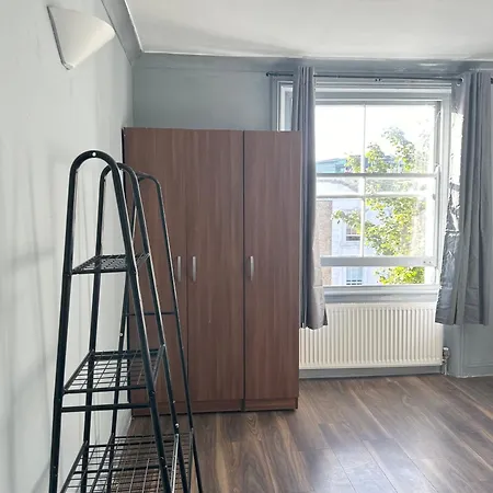 Luxury In A 4 Bedroom Flat! 4 Minutes Walk To Kingscross, St Pancras * Londra