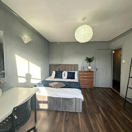 Luxury In A 4 Bedroom Flat! 4 Minutes Walk To Kingscross, St Pancras Alloggio in famiglia *