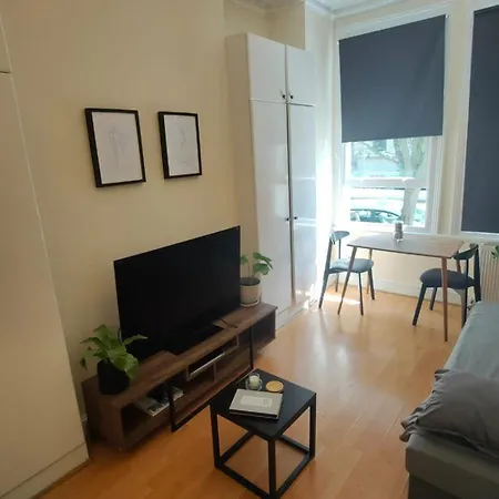 Guest house W14 *