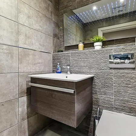 Luxury 2 Bed Close To