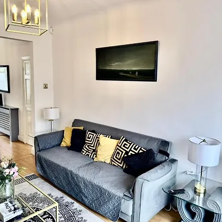 Holiday home Modern Cozy Oasis: Tony's 3-bedroom Retreat *