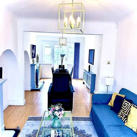 Modern Cozy Oasis: Tony's 3-bedroom Retreat Holiday home Catford