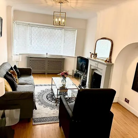 Holiday home Modern Cozy Oasis: Tony's 3-bedroom Retreat Catford