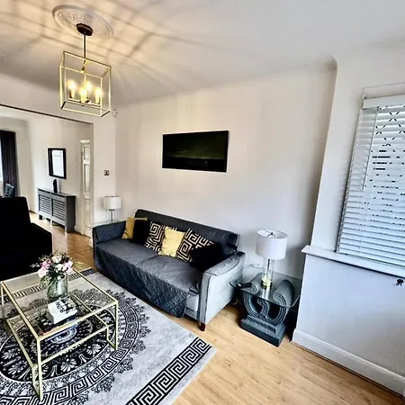 Modern Cozy Oasis: Tony's 3-bedroom Retreat * Catford