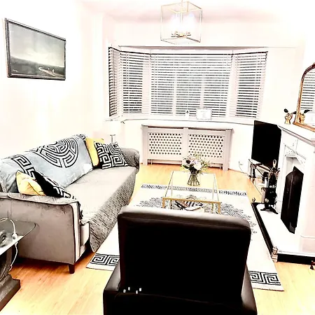 Modern Cozy Oasis: Tony's 3-bedroom Retreat Catford