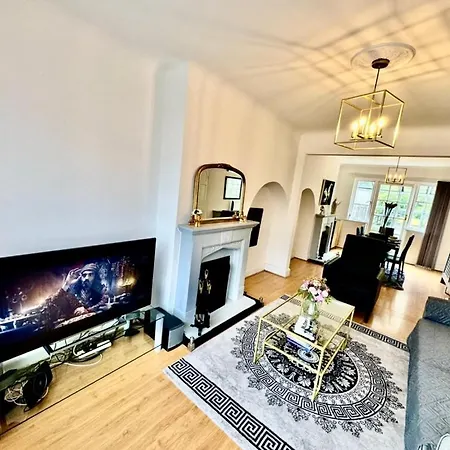 Modern Cozy Oasis: Tony's 3-bedroom Retreat Holiday home
