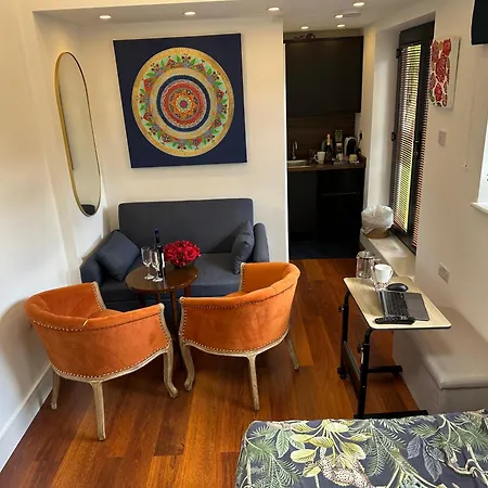 Bespoke Gallery Guest house *
