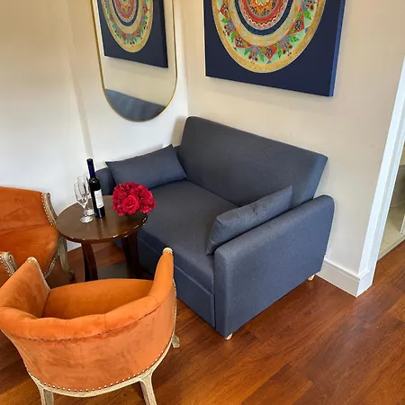 Bespoke Gallery Guest house *
