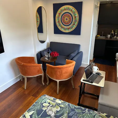 Bespoke Gallery Guest house Hendon