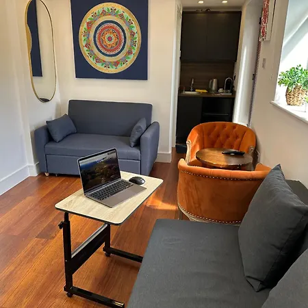 Bespoke Gallery Guest house *