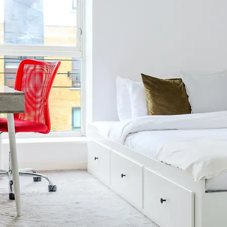 Bright New 2br Flat With Balcony Near Excel *