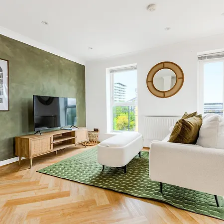 Bright New 2br Flat With Balcony Near Excel דירה לונדון