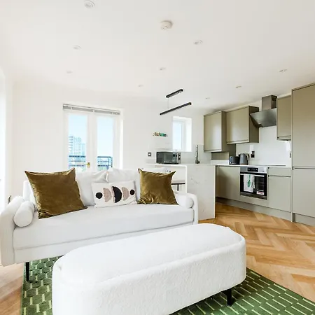 Bright New 2br Flat With Balcony Near Excel * לונדון