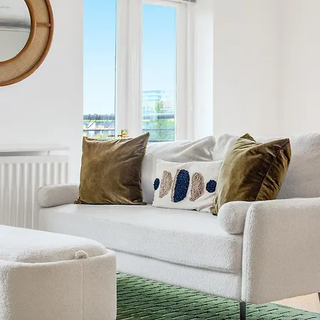 Bright New 2br Flat With Balcony Near Excel דירה *