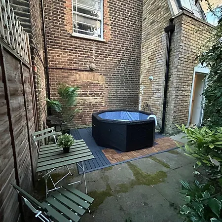Camden Coach House By Livestay Short Lets & Serviced With Terrace Retreat & Parking *