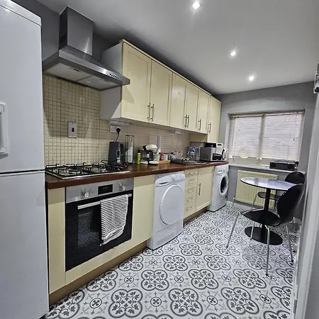 Two Bedroom Flat In * Londra
