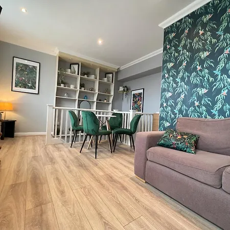 Two Bedroom Flat In * Londra