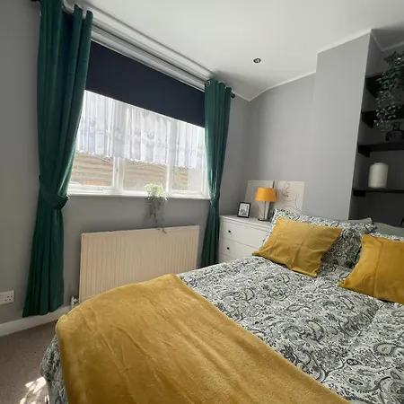 Two Bedroom Flat In Londra