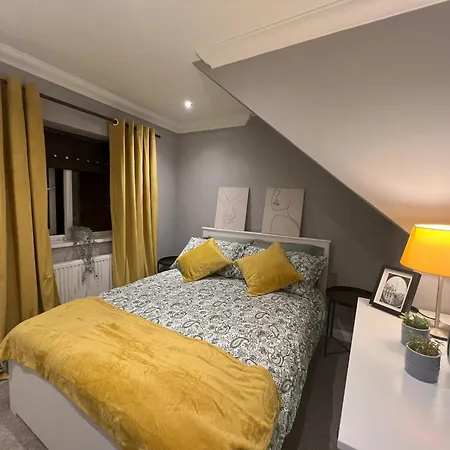 Two Bedroom Flat In * Londra