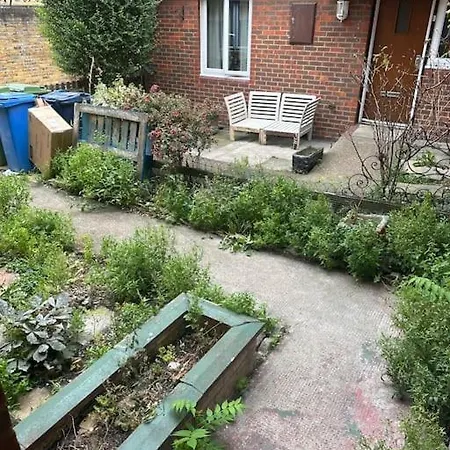 I Bed Flat By Southwark Park With Garden And 10 Min Walk To Bermondsey And Surrey Quays Station לונדון