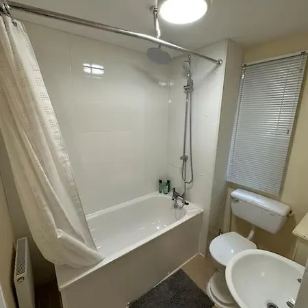 I Bed Flat By Southwark Park With Garden And 10 Min Walk To Bermondsey And Surrey Quays Station * לונדון