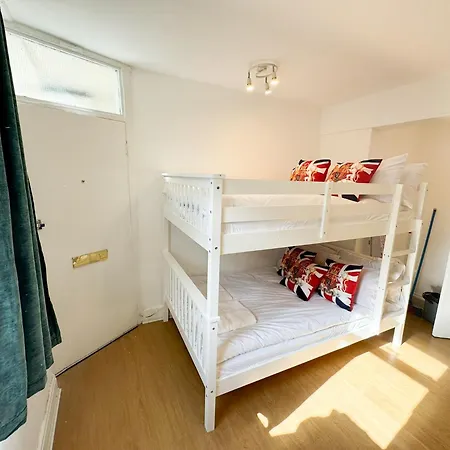 Clapham Apartment *