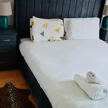 Beautiful 3bd Family With Huge Private Graden 度假居 伦敦