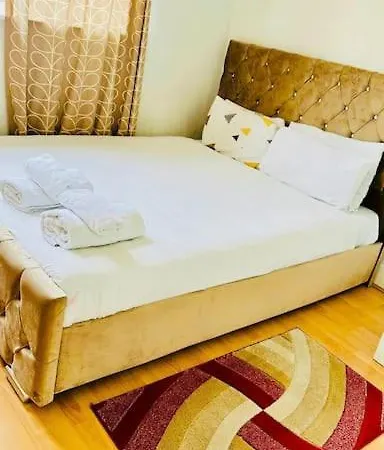 Beautiful 3bd Family With Huge Private Graden 度假居 *