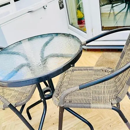 Beautiful 3bd Family With Huge Private Graden 度假居 *