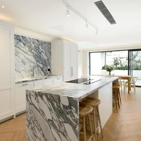 Luxury Shawfield In דירה