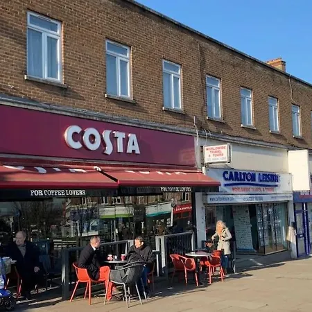 Cosy London Luxury Pinner