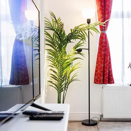 12 Bed Charming And Bright Flat London