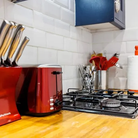 12 Bed Charming And Bright Flat Apartment London