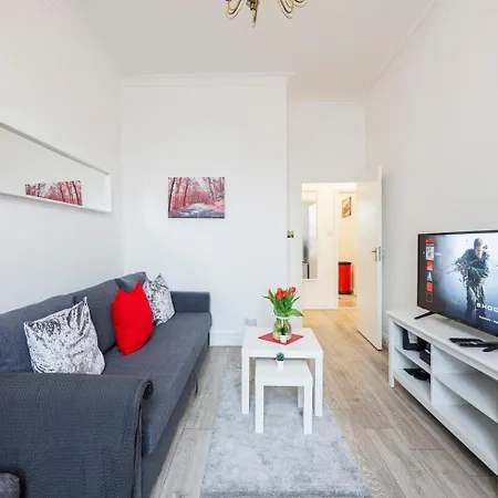 12 Bed Charming And Bright Flat * London