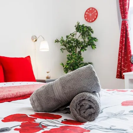 12 Bed Charming And Bright Flat Apartment