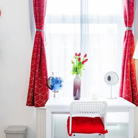 12 Bed Charming And Bright Flat Apartment London