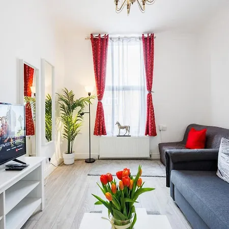Apartment 12 Bed Charming And Bright Flat London