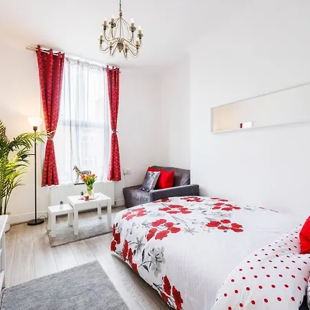 12 Bed Charming And Bright Flat *